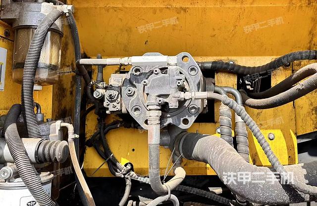 液压泵舱室正面整体（整机外观）