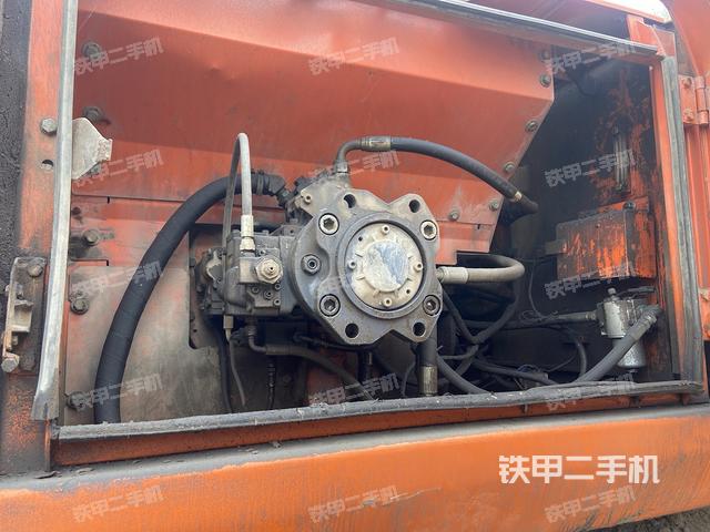 液压泵舱室正面整体（整机外观）