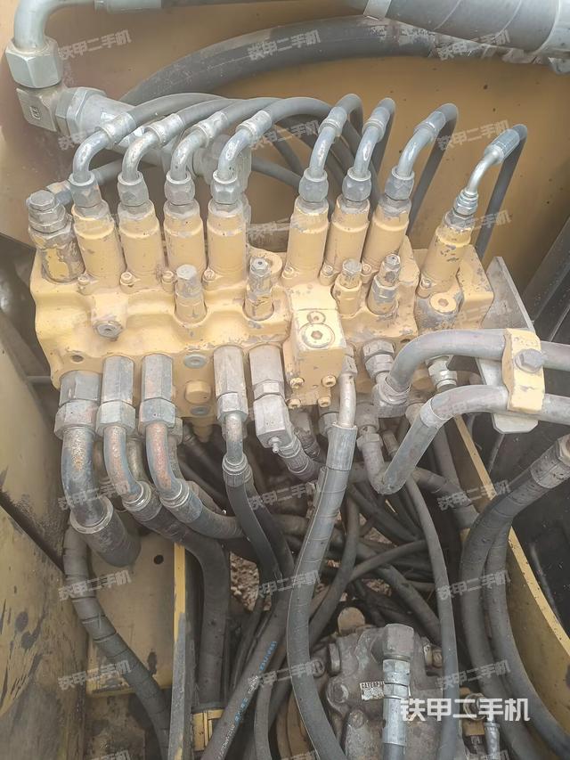 回转马达和主控阀（整机外观）