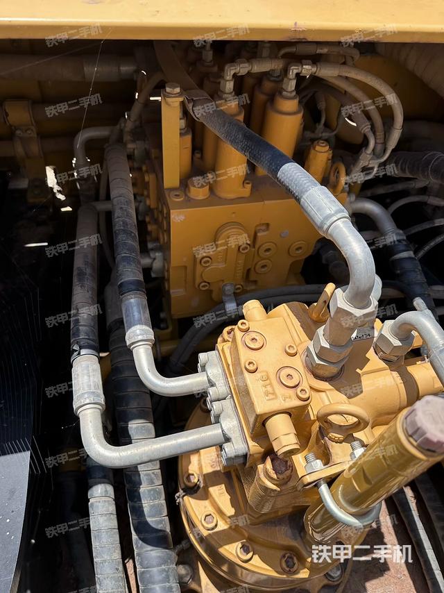 回转马达和主控阀（整机外观）