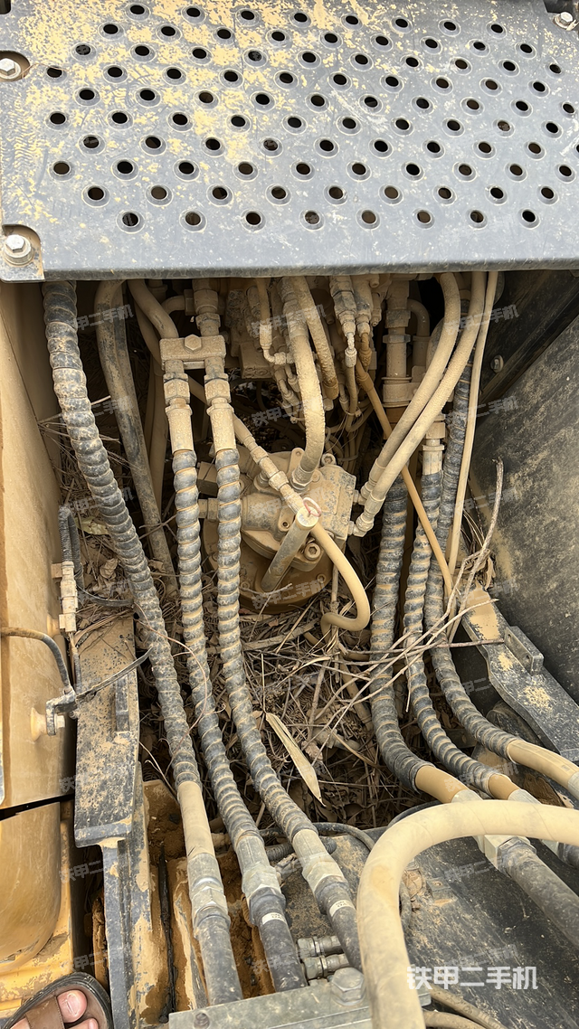 回转马达和主控阀(整机外观) 回转马达和主控阀(整机外观)