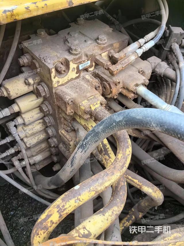 回转马达和主控阀（整机外观）