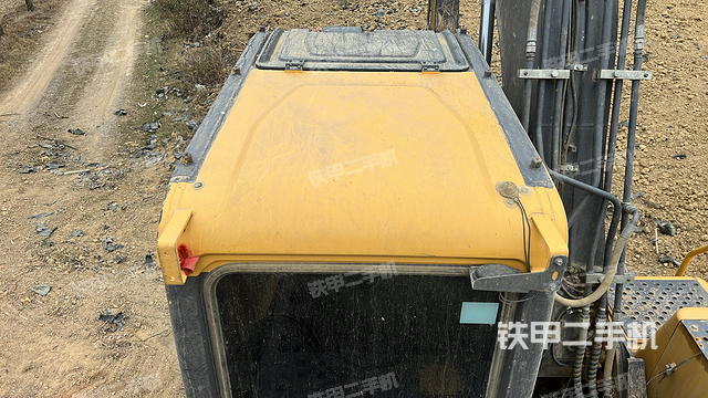 驾驶室顶部(整机外观) 驾驶室顶部(整机外观)