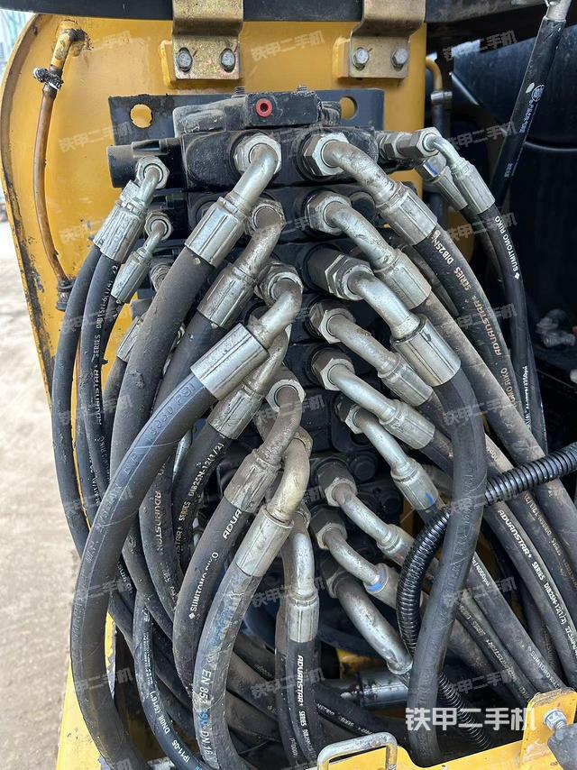 回转马达和主控阀（整机外观）