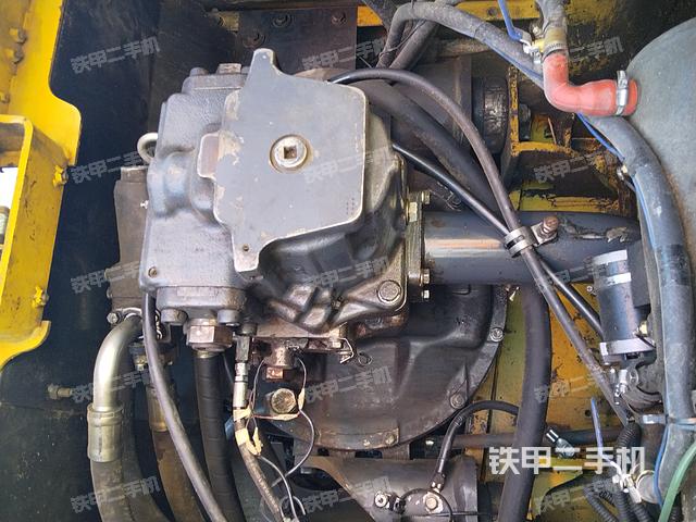 液压泵舱室正面整体（整机外观）