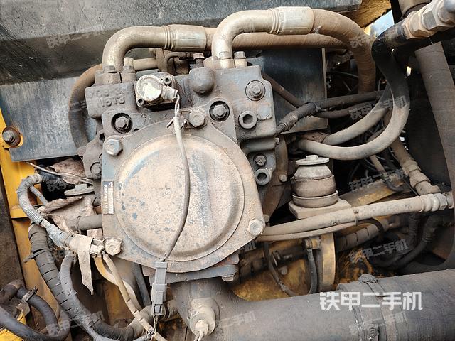 液压泵舱室正面整体（整机外观）