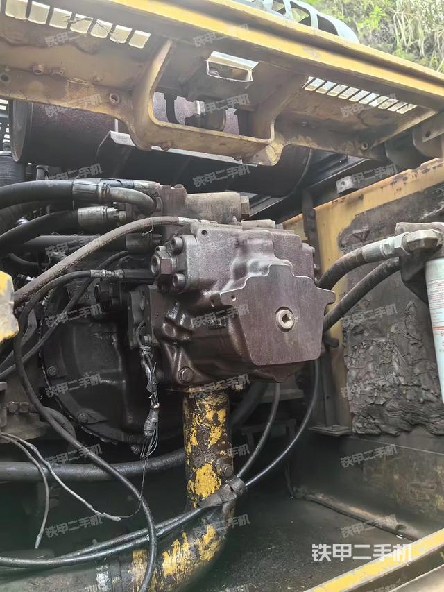 液压泵舱室正面整体（整机外观）