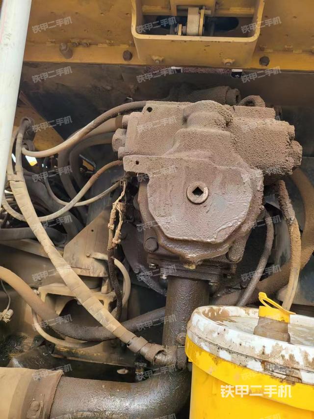 液压泵舱室正面整体（整机外观）