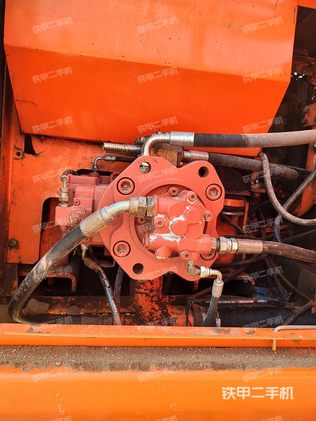 液压泵舱室正面整体（整机外观）