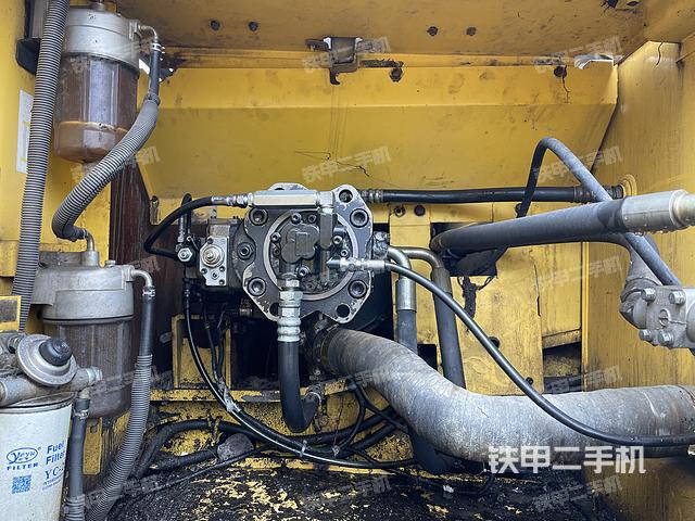 液压泵舱室正面整体（整机外观）