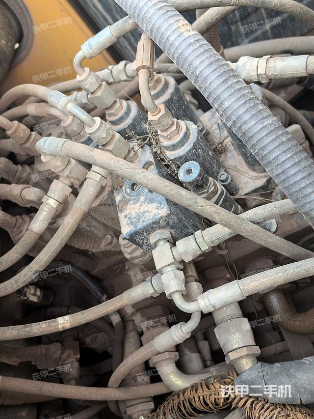 回转马达和主控阀（整机外观）