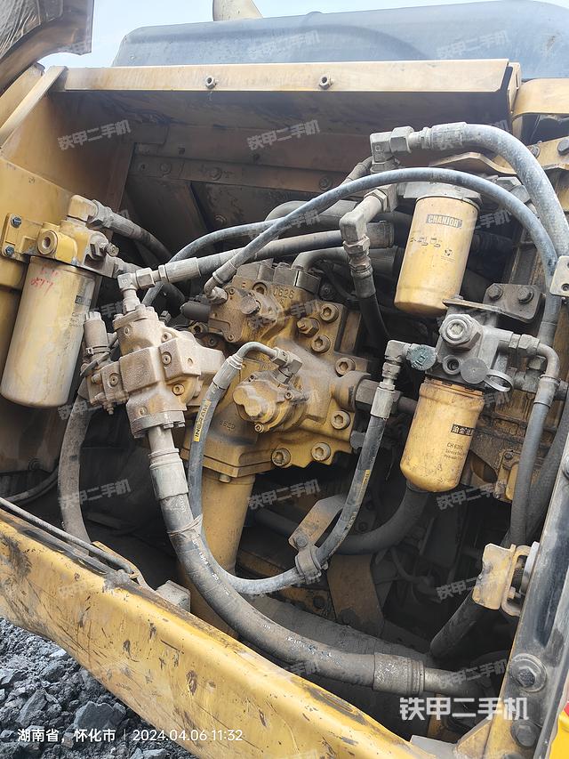 液压泵舱室正面整体（整机外观）