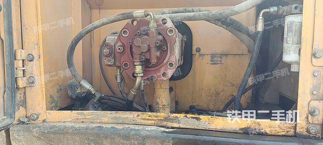 液压泵舱室正面整体（整机外观）