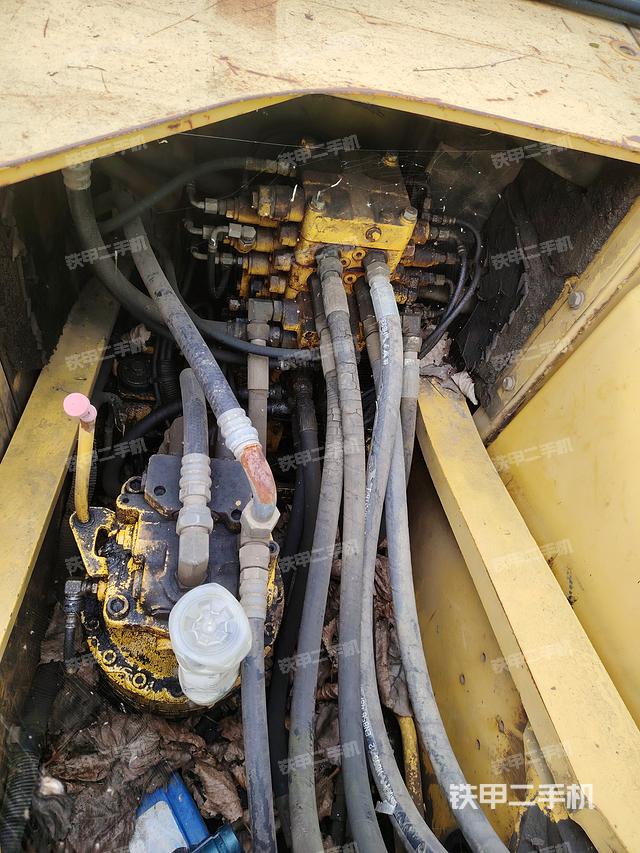 回转马达和主控阀（整机外观）