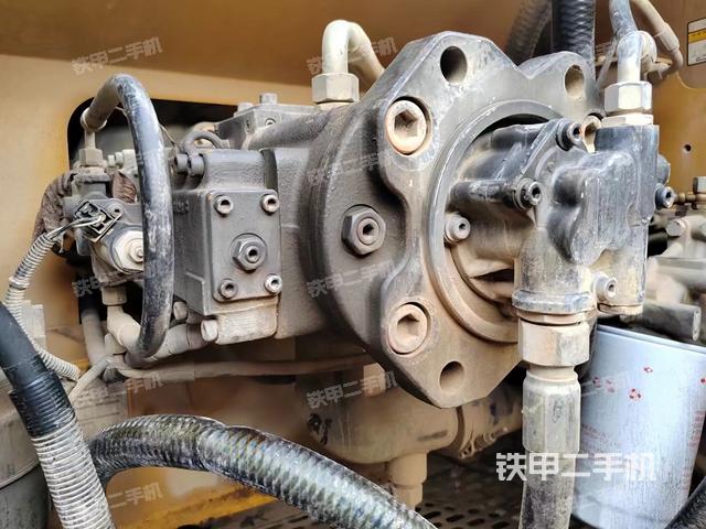 液压泵舱室正面整体（整机外观）