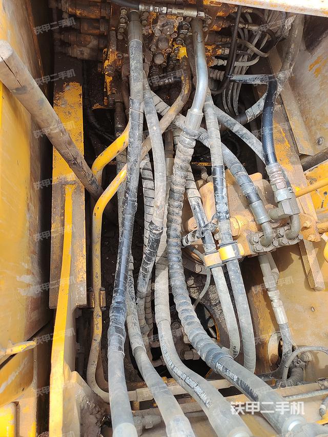 回转马达和主控阀（整机外观）