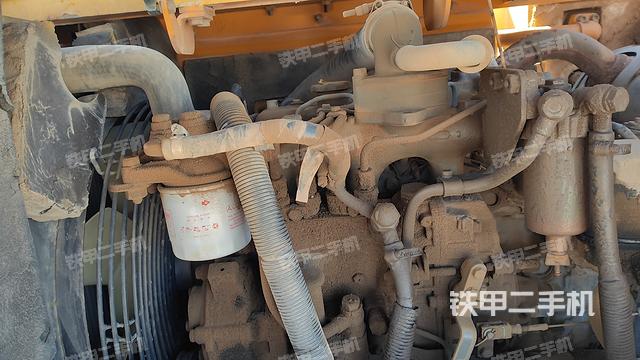 液压泵舱室正面整体（整机外观）