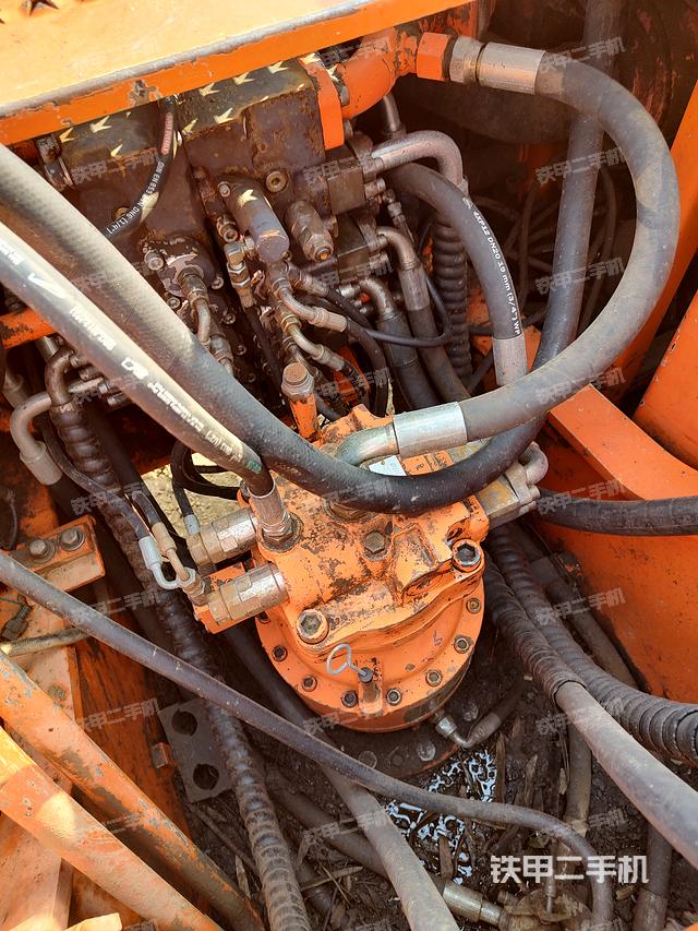 回转马达和主控阀（整机外观）