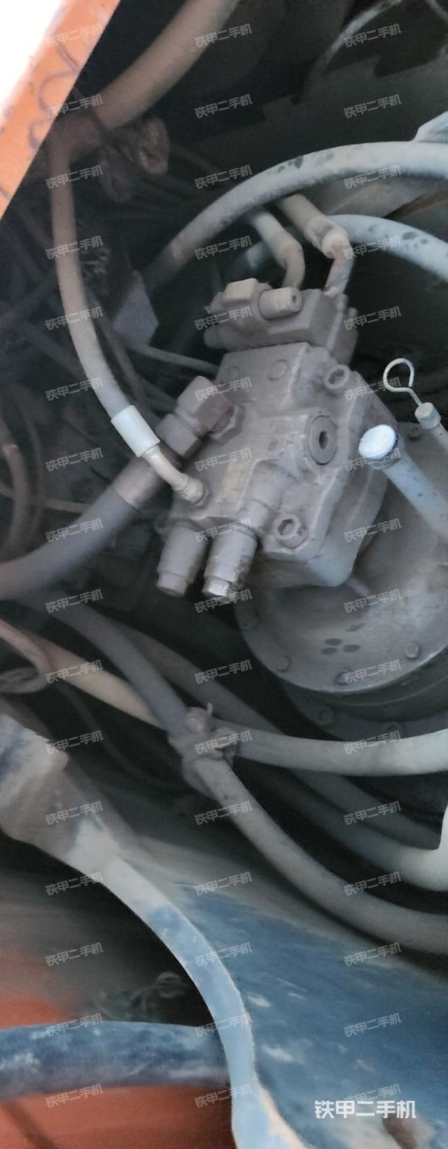 回转马达和主控阀（整机外观）