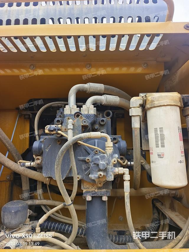 液压泵舱室正面整体（整机外观）