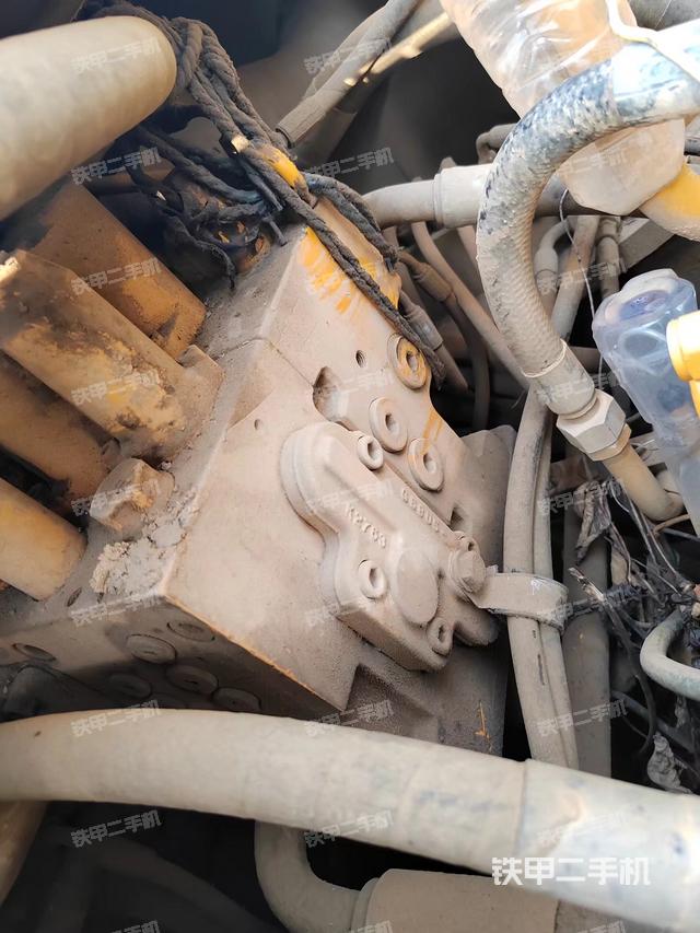 回转马达和主控阀（整机外观）