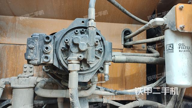 液压泵舱室正面整体（整机外观）