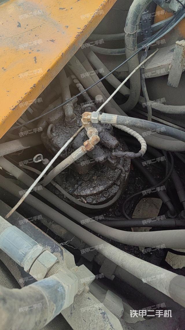 回转马达和主控阀（整机外观）