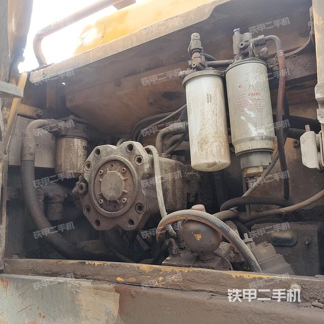 液压泵舱室正面整体（整机外观）