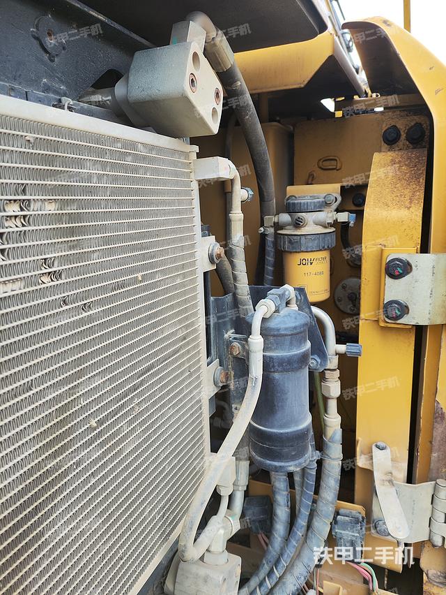 回转马达和主控阀（整机外观）