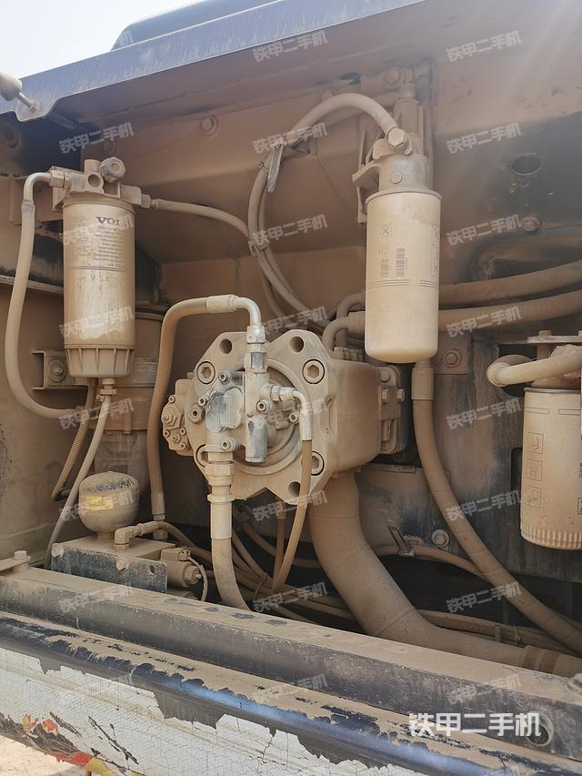 液压泵舱室正面整体（整机外观）