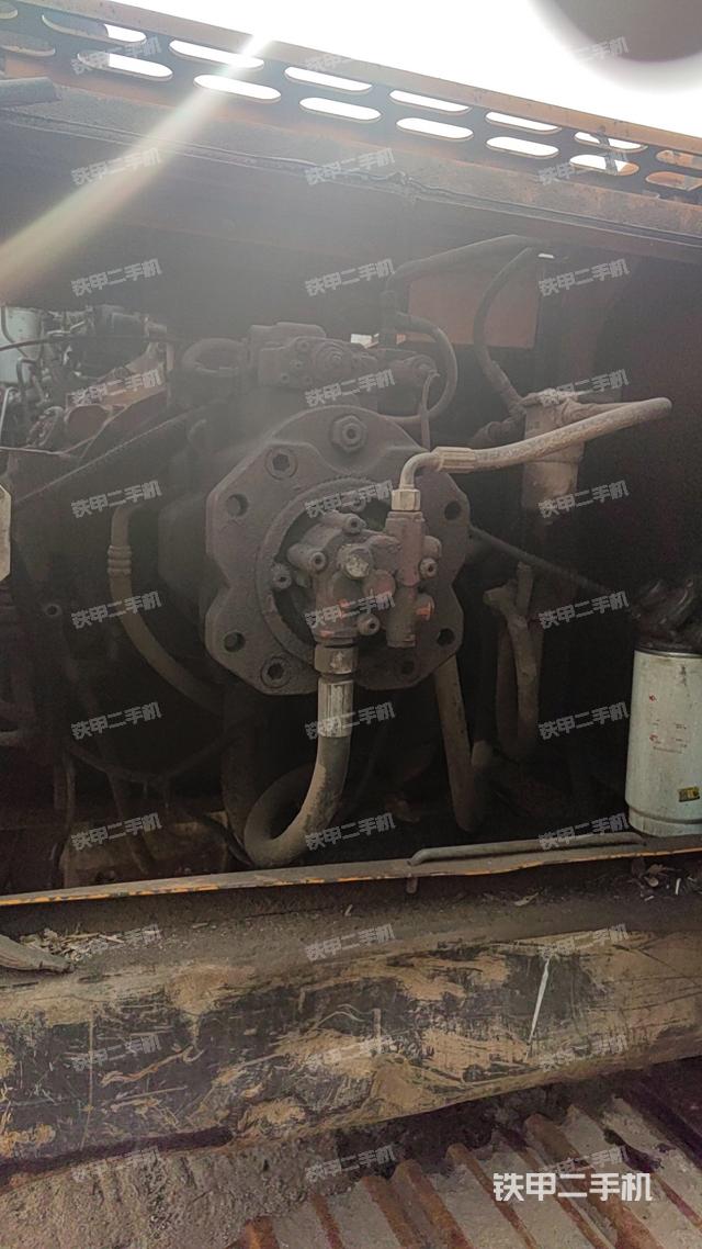 液压泵舱室正面整体（整机外观）