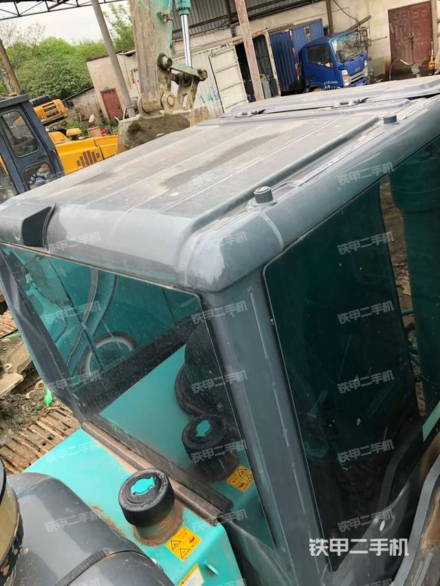 驾驶室顶部（整机外观）