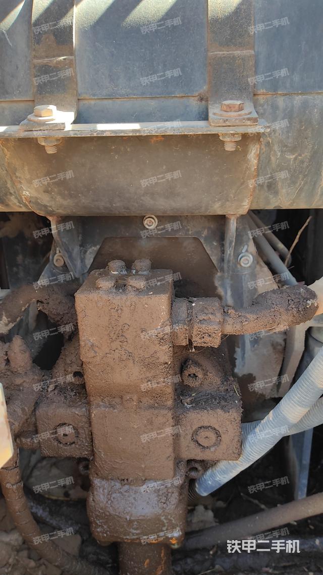 回转马达和主控阀（整机外观）