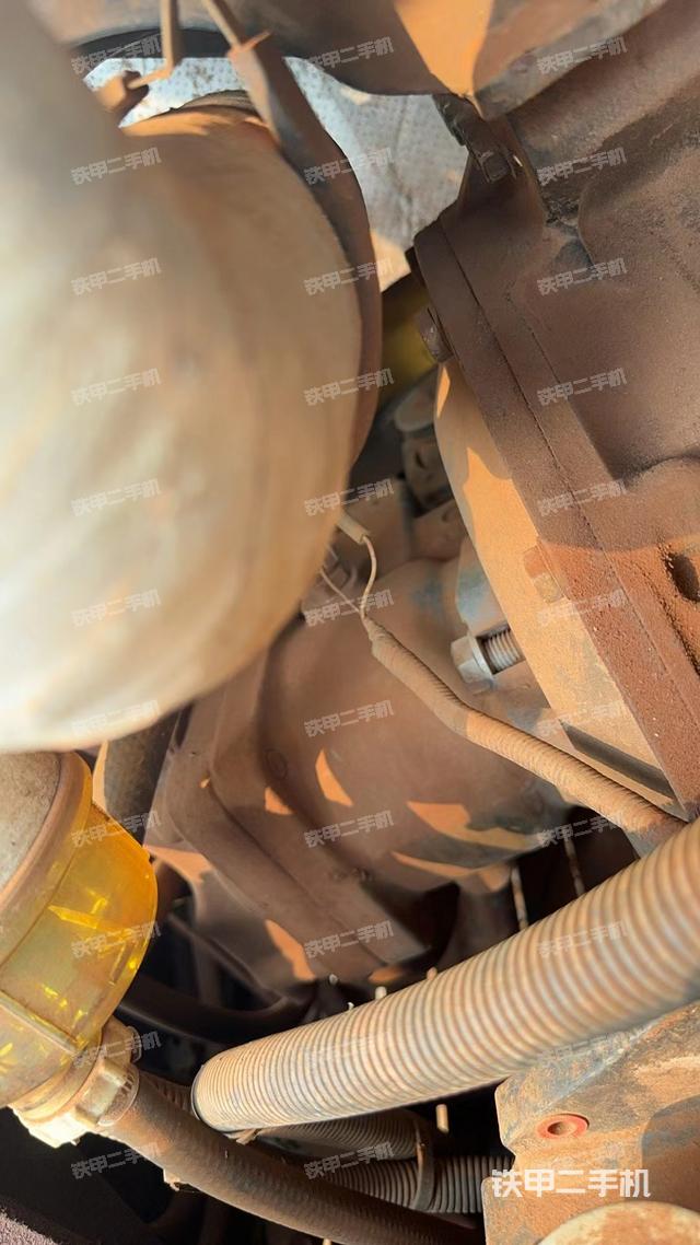 液压泵舱室正面整体（整机外观）