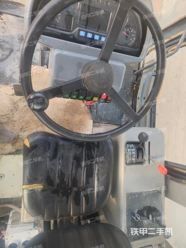 驾驶室操作台（设备外观及核心部件）