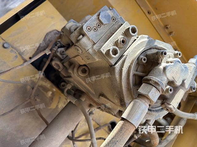 液压泵舱室正面整体（整机外观）