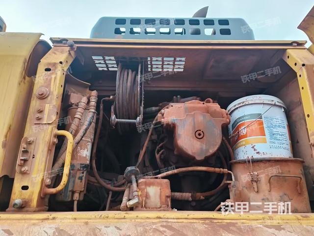 液压泵舱室正面整体（整机外观）