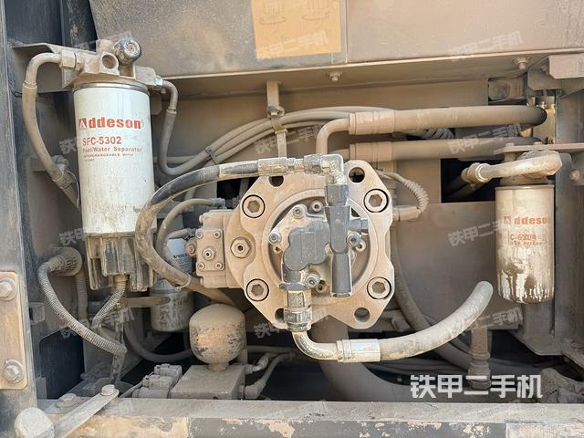 液压泵舱室正面整体（整机外观）