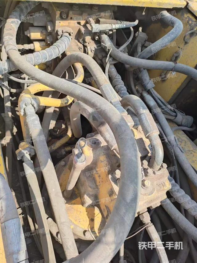 回转马达和主控阀（整机外观）