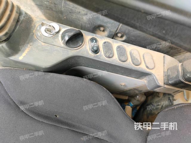 座椅右側控制臺/鑰匙門/油門/含右手柄（駕駛室部分）