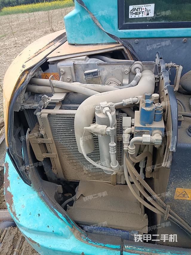 回转马达和主控阀（整机外观）