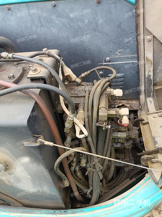 回转马达和主控阀（整机外观）