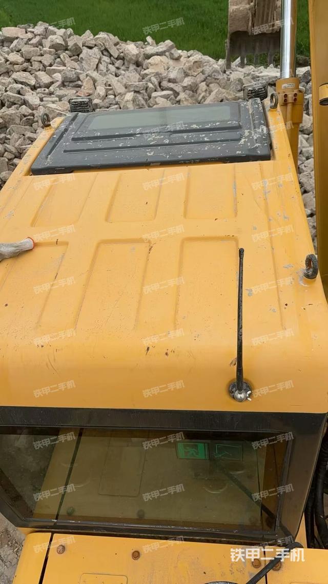 驾驶室顶部（整机外观）