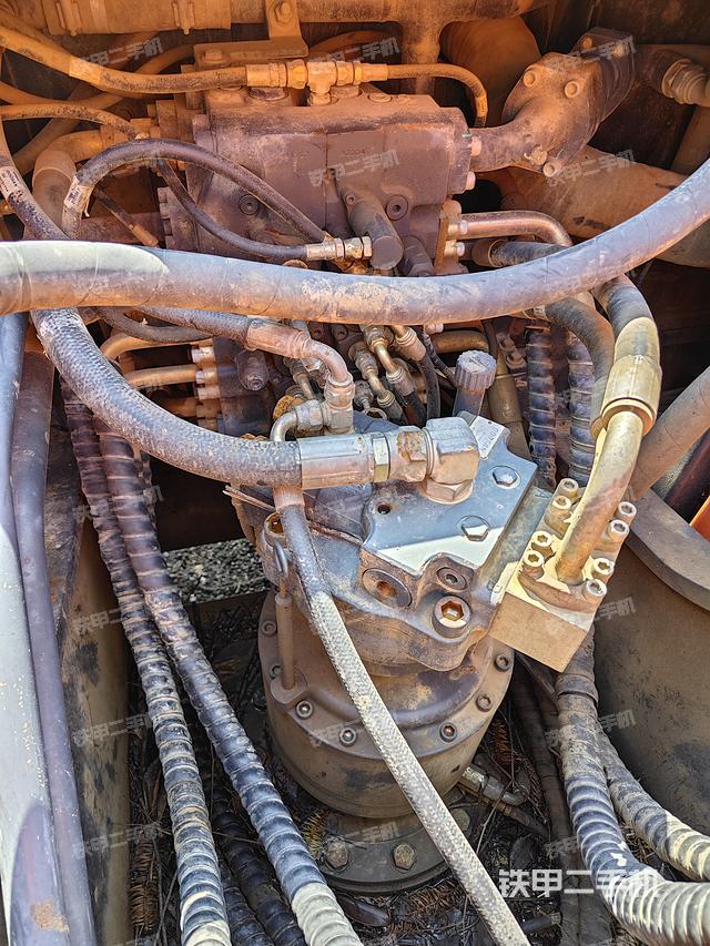 回转马达和主控阀（整机外观）