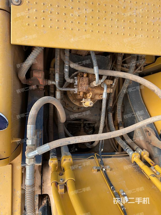 液压泵舱室正面整体（整机外观）