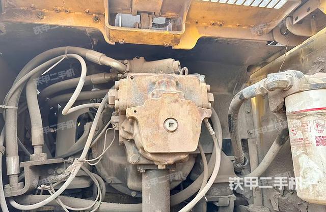 液压泵舱室正面整体（整机外观）