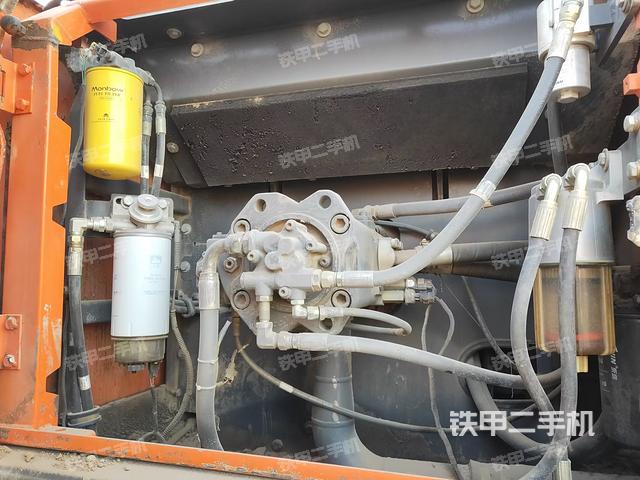 液压泵舱室正面整体（整机外观）