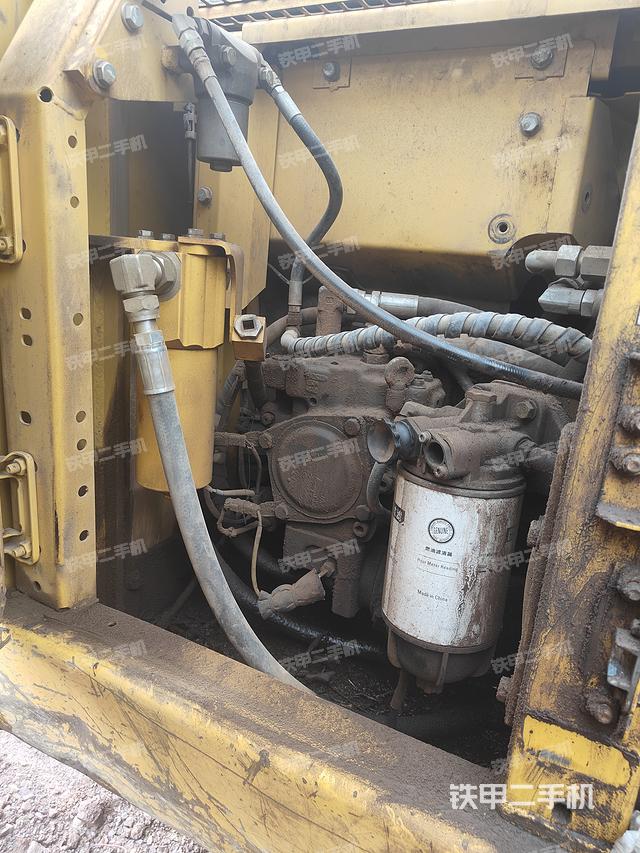 液压泵舱室正面整体（整机外观）