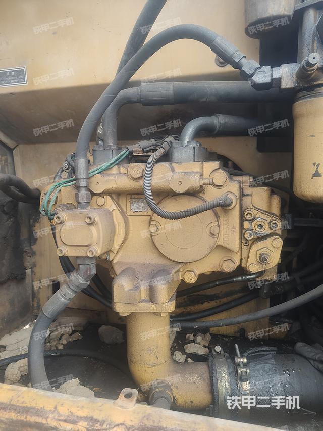 液压泵舱室正面整体（整机外观）