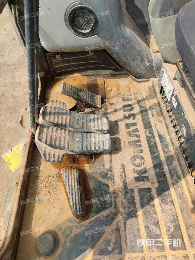 行走控制手柄和踏板?俯拍（駕駛室部分）